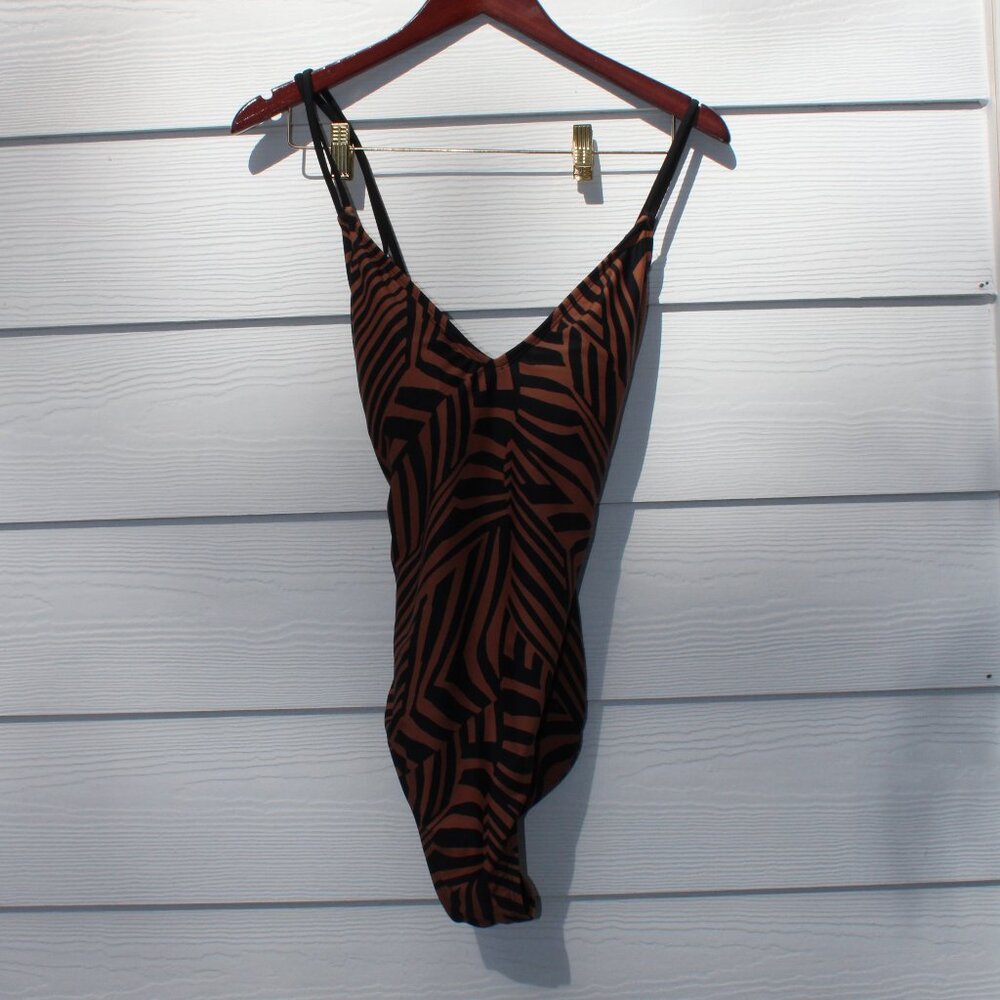Hurley Womans Abstract Zebra Stripe One-Piece Swimsuit-XL
